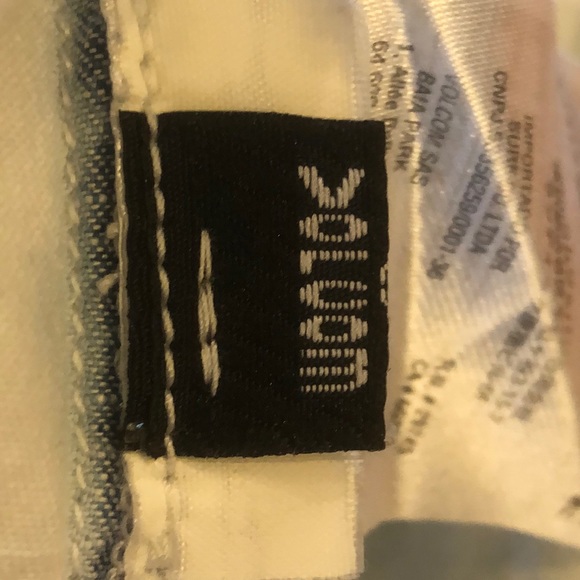 VOLCOM Women’s Light Wash Denim Button Up Slightly Cropped Shirt Size S ☀️ - Picture 6 of 6